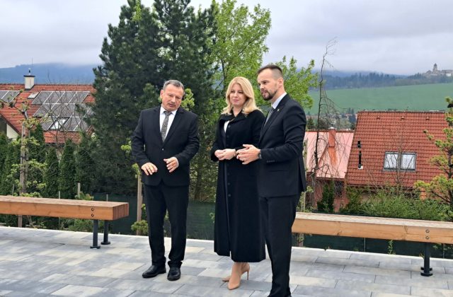 Čaputová si v Starej Ľubovni pripomenula obete tragédie, mestskej plavárni udelila zelenú pečať (video+foto)