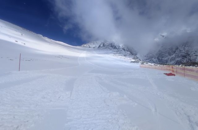 Lyžovačka v Tatrách pokračuje. V Lomnickom sedle je viac ako meter snehu (foto)