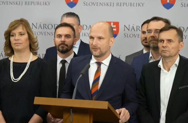 Fico a Susko sa zahrávajú s ohňom, Matovičove hnutie žiada zvolať výbor pre kontrolu na Najvyššom súde (video)