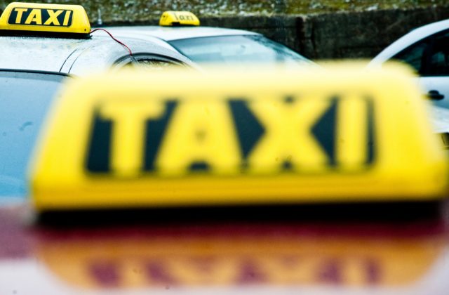 Finančná správa zatlačila na taxikárov, na celom Slovensku kontroluje evidovanie tržieb
