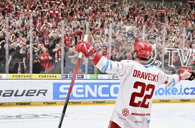 Českí Oceláři porazili hokejistov z Pardubíc a naďalej živia šancu získať štvrtý titul za sebou, o českom majstrovi sa rozhodne v nedeľu