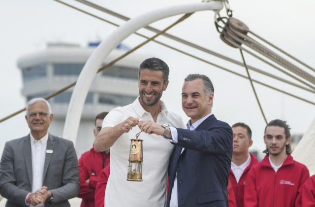 Oheň pre OH 2024 je vo francúzskych rukách, pochodeň prevzal šéf parížskych hier Tony Estanquet (foto)