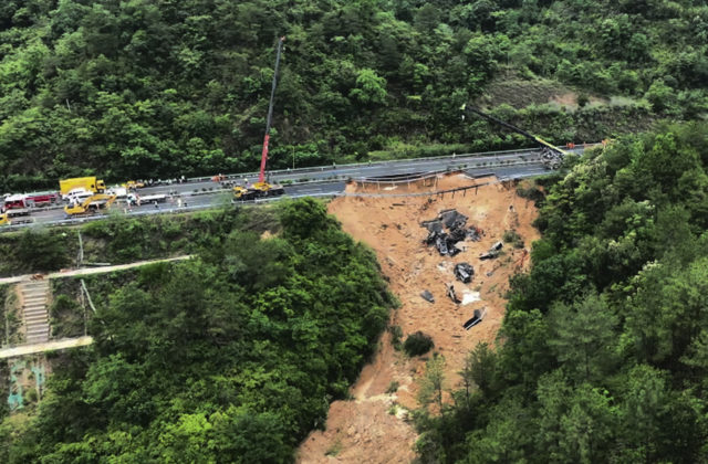 Počet obetí sa po zrútení diaľnice v Číne zvýšil, po kolapse cesty našli 23 vozidiel