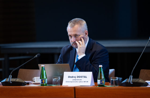 Ficova vláda sa správa ako proruský agent, Dostál kritizuje poskytnutie dočasnej ochrany pre Arťoma Marčevského (video)