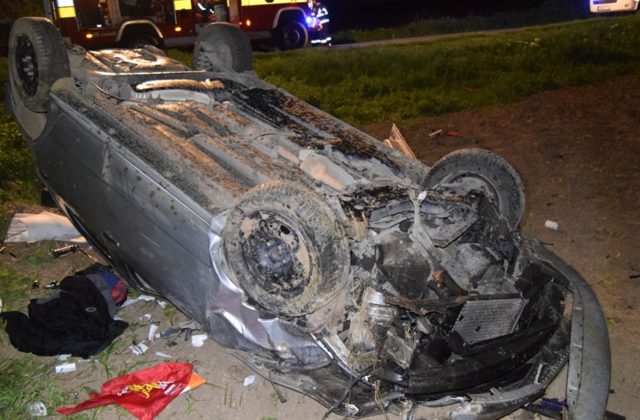 Auto sa prevrátilo na strechu a skončilo mimo cesty, traja mladí ľudia skončili v nemocnici