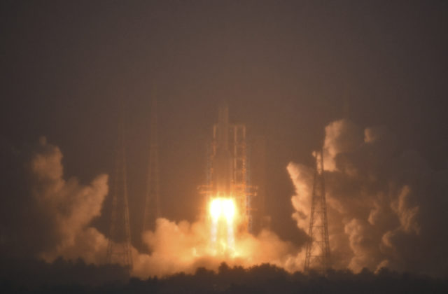 Čína úspešne vyslala na Mesiac sondu, jej cieľom je zbierať vzorky z jeho odvrátenej strany