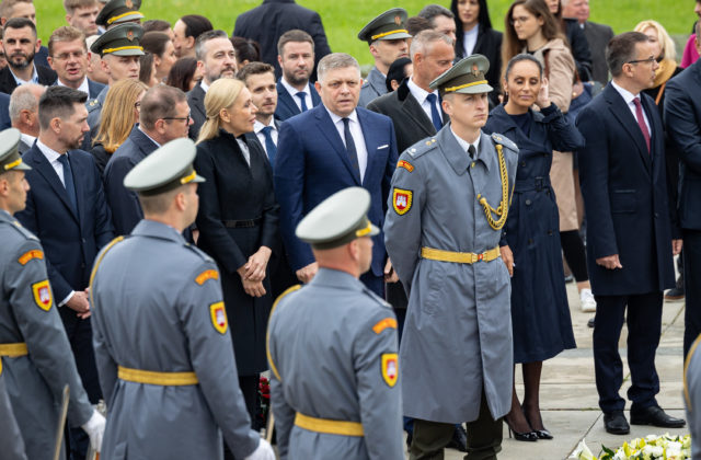 Fico si na Slavíne pripomenul Deň víťazstva nad fašizmom. Hovoril aj o silnom pute so Sovietskym zväzom (foto)