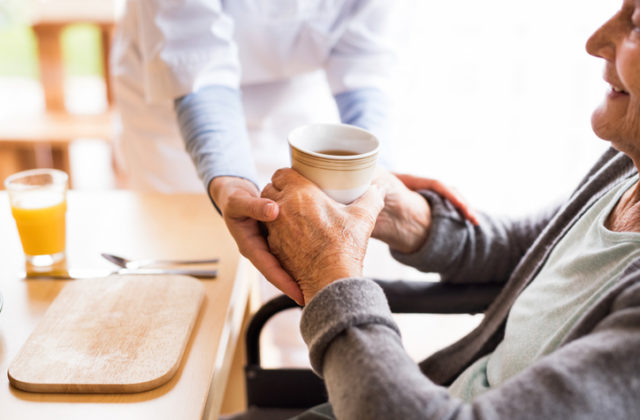 Komory kritizujú vládu za zhoršovanie situácie v odmeňovaní zamestnancov v sociálnych službách