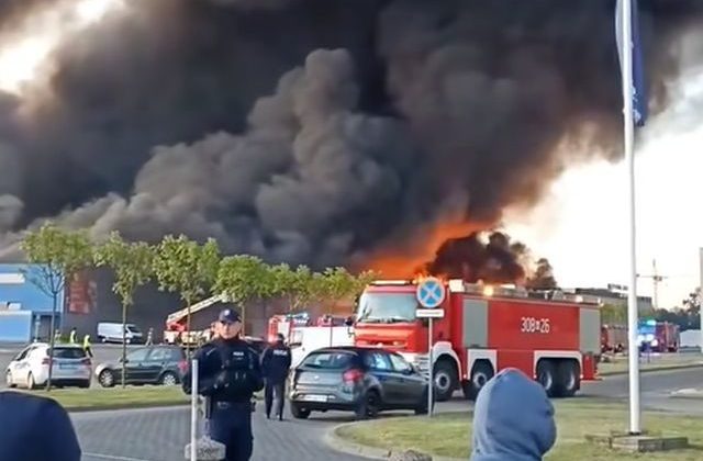 Vo Varšave horí nákupné centrum, hasiči nasadili desiatky tímov (video)