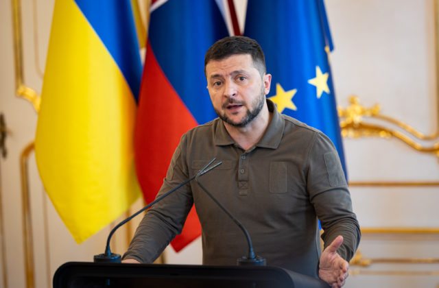 Rusi za posledný týždeň zhodili na Ukrajinu viac ako 800 riadených bômb, Zelenskyj apeluje na silnú vojenskú podporu