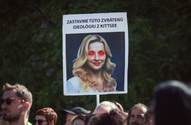 Pred parlamentom stáli desiatky ľudí so zviazanými rukami nad hlavami. Protestovali proti Šimkovičovej zákonu (foto)