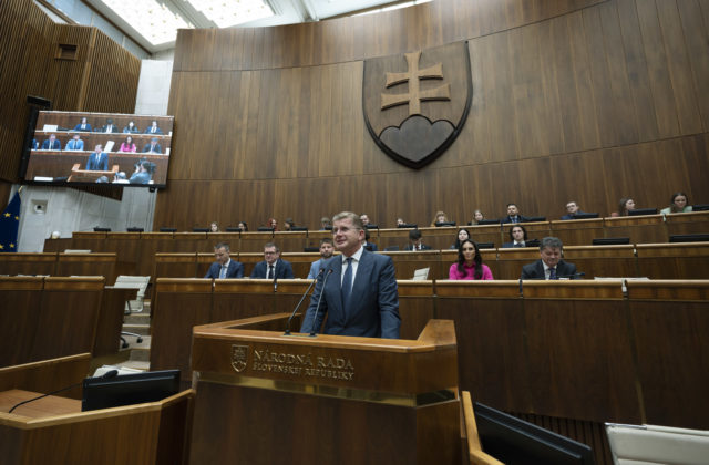 Pre postrelenie Fica prerušili schôdzu parlamentu na neurčito. Koaliční politici sú momentálne terče, vyhlásil Blaha (video)