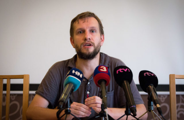 Inštitút ľudských práv odsudzuje zneužívanie útoku na Fica na obviňovanie sa politikov a šírenie nepodložených tvrdení