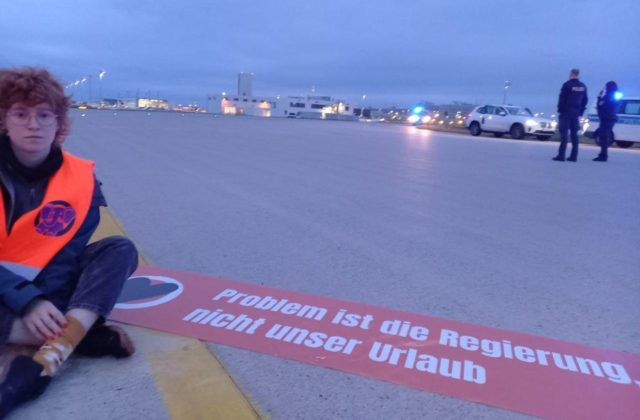 Letisko v Mníchove na niekoľko hodín uzavreli, protestujúcich klimatických aktivistov zatkla polícia (foto)