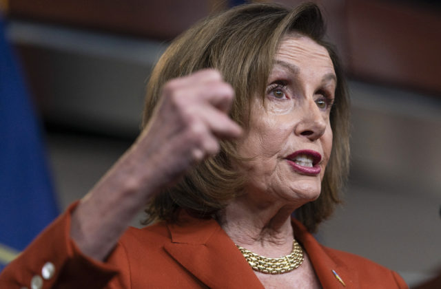 Federálna sudkyňa v Kalifornii odsúdila muža, ktorý kladivom zaútočil na manžela Nancy Pelosi. Dostal 30 rokov väzenia