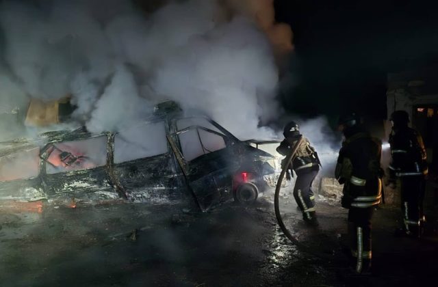 Trosky zo zostrelených ruských dronov v Charkove zranili sedem ľudí a spôsobili viaceré škody (foto)