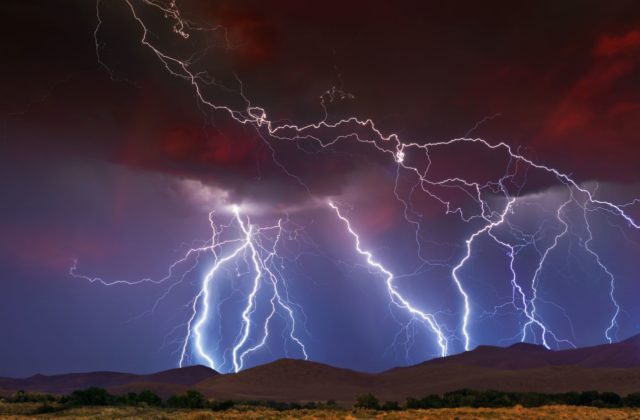 Padajúci strom v dôsledku silnej búrky pripravil o život jednu ženu