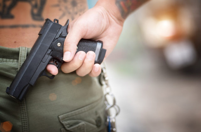 Muž sa vyhrážal Ekonomickej univerzite v Bratislave, počas domovej prehliadky mu zaistili strelnú zbraň