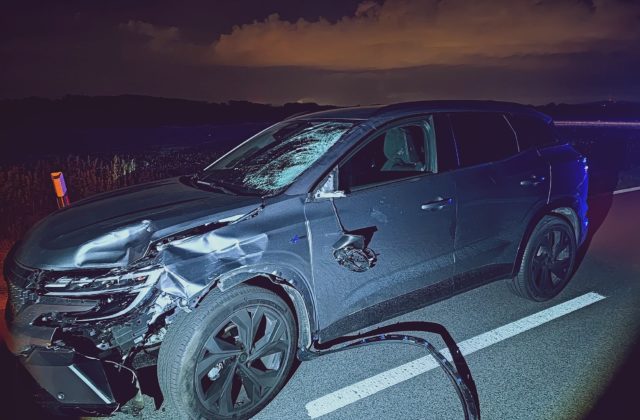 Vodička pri predbiehaní vozidla narazila do chodca na ľavej krajnici, utrpel zranenia nezlučiteľné so životom (foto)