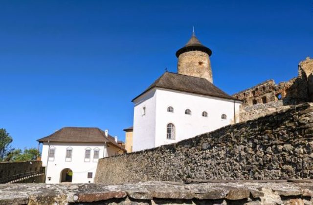 Obnova Ľubovnianskeho hradu pokračuje, archeológovia našli keramiku aj delové gule