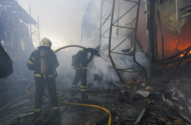 Počet obetí po útoku na hypermarket v Charkove stúpol, desať tiel zatiaľ neidentifikovali