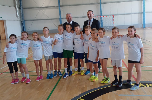 Štátny tajomník Slavomír Partila ocenil tréningy O2  Športovej akadémie Mateja Tótha. Stretol sa na nich s deťmi aj so samotným Matejom