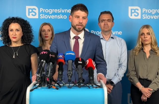 Boj koalície proti novinárom len prehĺbi polarizáciu spoločnosti, progresívci považujú obviňovanie médií za nebezpečné (video)