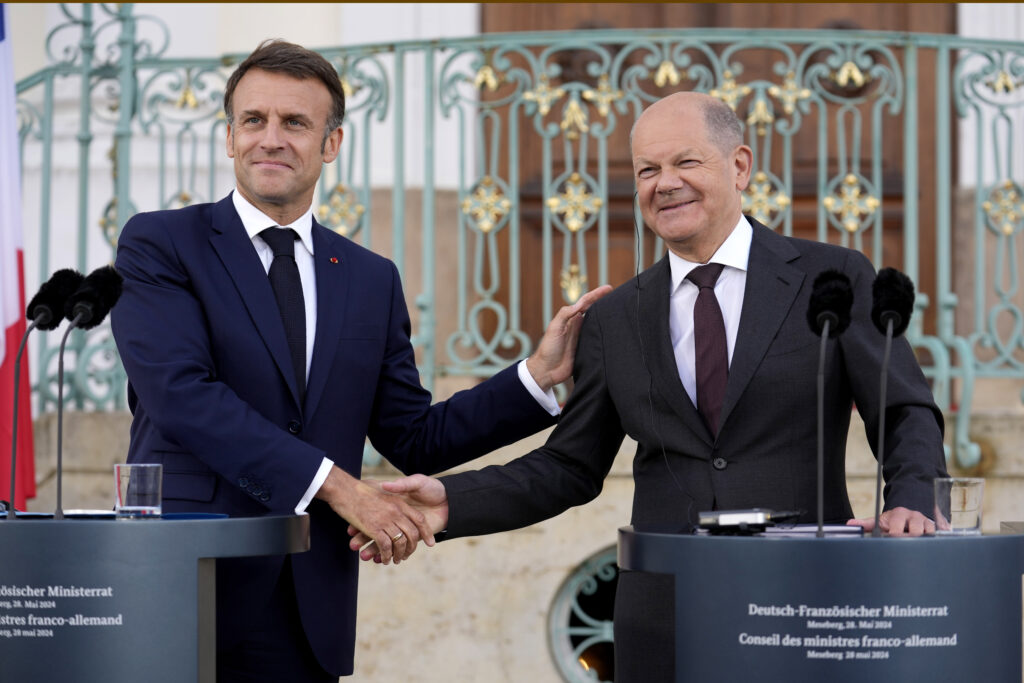 Macron podporuje právo Ukrajiny udrieť na vojenské ciele v Rusku, svoj názor vyjadril aj Scholz