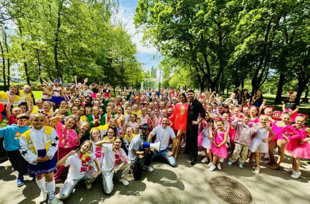 V novom klipe Mira Jaroša tancuje 300 detí. Ku Dňu detí im splnil sen (video)