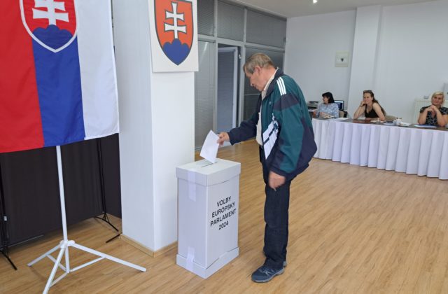 Do najvyššie položenej volebnej miestnosti na Slovensku prichádzajú najmä turisti, prví voliči tam boli už pred siedmou (video)