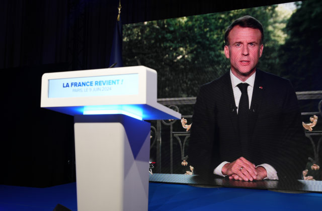 Eurovoľby vo Francúzsku vyhralo krajne pravicové Národné združenie, Macron ohlásil predčasné parlamentné voľby