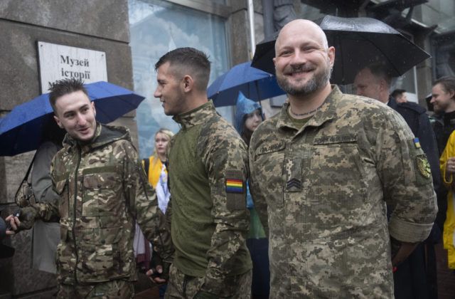Ukrajinskí vojaci z LGBTQ komunity sa zúčastnili dúhového pochodu v Kyjeve, vyzvali vládu k udeleniu partnerských práv (foto)