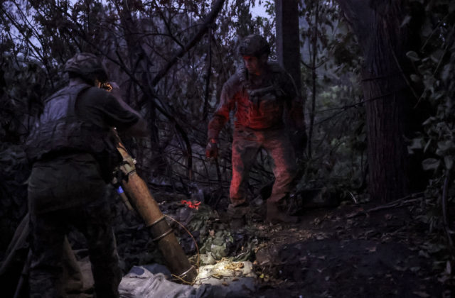 Ukrajinská armáda presunula vojenské jednotky na posilnenie obrany mesta Časiv Jar v Doneckej oblasti