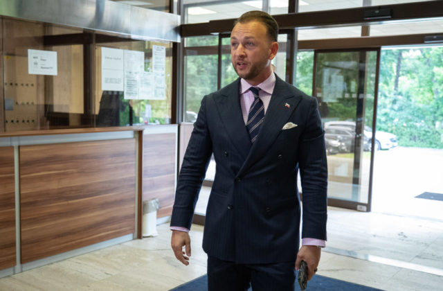 Hamran nakupoval nepriestrelné autá od firmy, ktorú sám licencoval, tvrdí Šutaj Eštok (video)