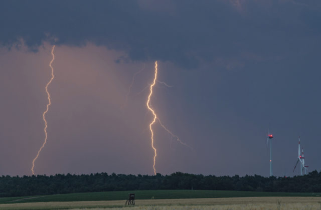 Búrky spôsobili v Česku bleskové povodne. Obec Šišma zasiahla silná vlna, ktorá odnášala aj autá