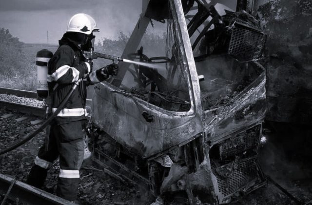 Po tragickej zrážke vlaku a autobusu zostáva v nemocniciach päť ľudí. Aký je ich zdravotný stav? (video+foto)