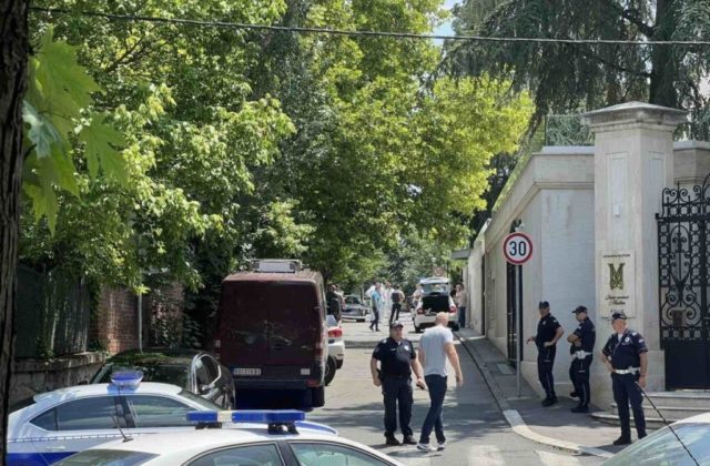 Útočník s kušou zranil srbského policajta strážiaceho izraelské veľvyslanectvo v Belehrade