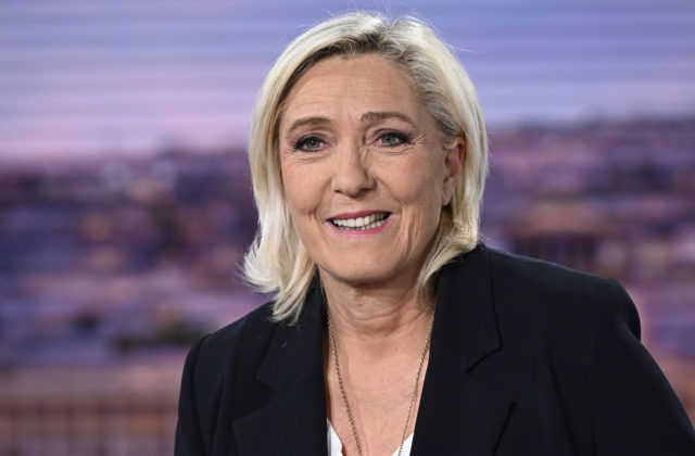 Prvé kolo predčasných volieb vo Francúzsku podľa prvých odhadov vyhrala Marine Le Penová
