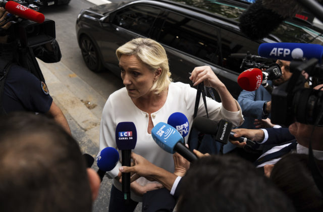 Krajne pravicové Národné združenie získalo v prvom kole predčasných volieb silný náskok, Macronovi centristi utrpeli tvrdú ranu