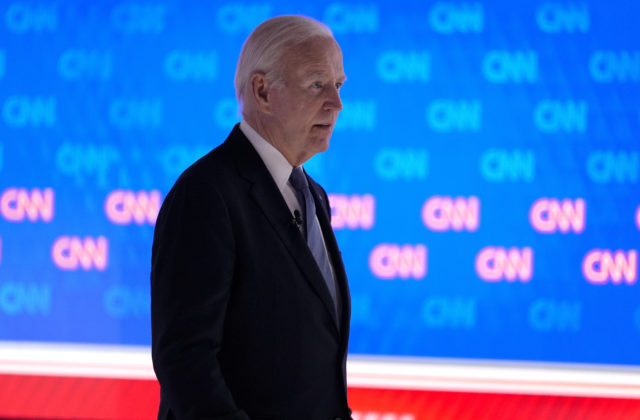 Biden čelí rastúcemu tlaku demokratov na stiahnutie sa z boja o Biely dom, americký prezident však pokračuje v kampani