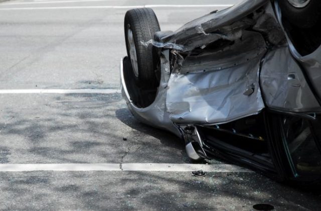 V Kežmarku skončili počas nehody dve autá na streche, zranilo sa sedem ľudí