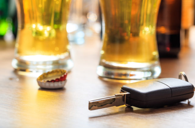 Muž sadol za volant pod vplyvom alkoholu aj napriek zákazu šoférovať, nafúkal cez dve promile