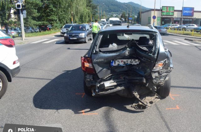 Opitý senior spôsobil dopravnú nehodu, liečiť sa bude niekoľko týždňov (foto)