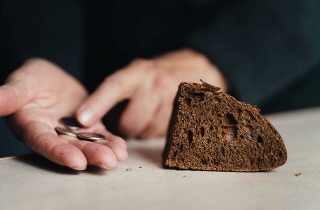 Na Slovensku stúpol počet ľudí v materiálnej núdzi, v rámci V4 je horšie na tom už len Maďarsko