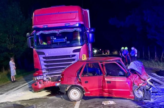 V Horných Semerovciach sa zrazilo osobné auto s kamiónom, šofér nemal šancu prežiť (foto)