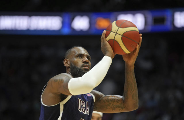 Američania v prípravnom zápase pred OH 2024 boli krok od veľkej hanby, zachránil ich však hviezdny LeBron James