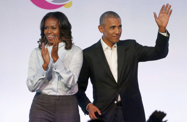Barack a Michelle Obamovci podporili Harrisovú v snahe stať sa hlavou Spojených štátov amerických