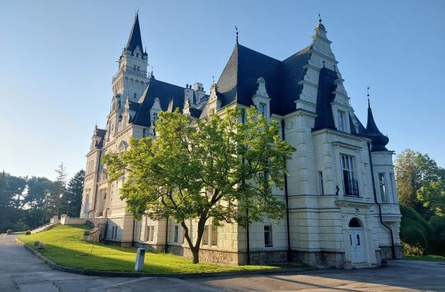 Do kaštieľa v Budmericiach zateká, v objekte prebiehajú nutné opravy a revitalizovať sa bude aj park