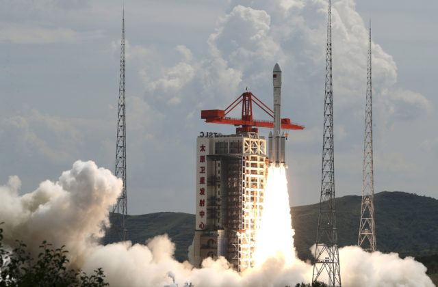 Peking má ambiciózny vesmírny program, vypustil raketu nesúcu novú konšteláciu satelitov (video)