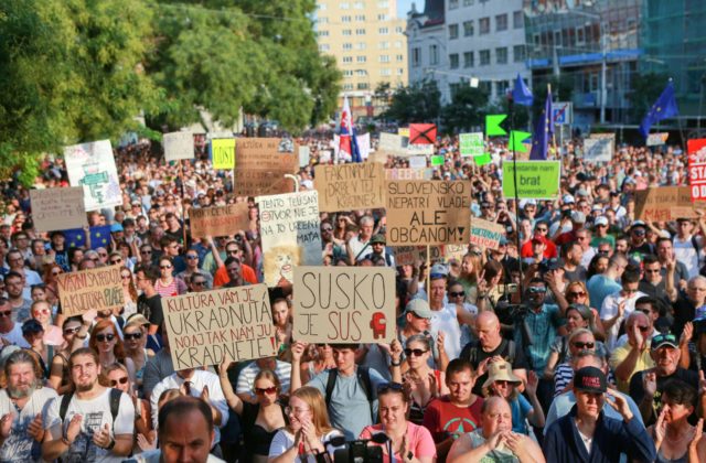 Slovensko nepatrí vláde, na protest v Bratislave prišlo približne 18-tisíc ľudí (foto)